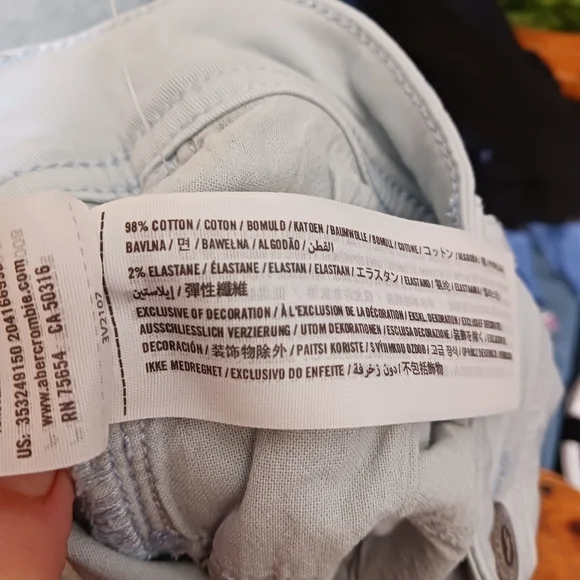 Hollister Low Rise Short-Short Size 1 - Picture 4 of 7